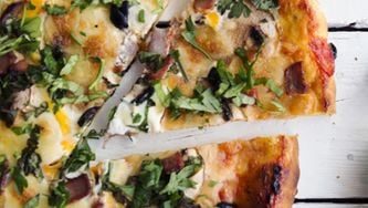 Pizza sicilienne à la saucisse et au poivron