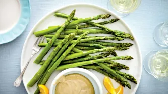 Asperges grillées et trempette de tahini crémeuse