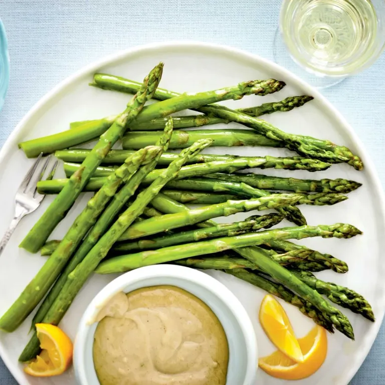 Asperges grillées et trempette de tahini crémeuse