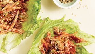 Poulet et kimchi sur feuilles de laitue