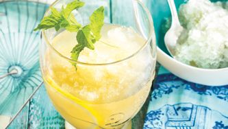 Thé glacé menthe-citron avec granité au gingembre