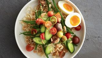 Gado-gado sur lit de ramen