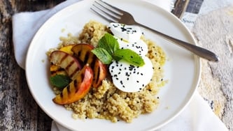 Salade de quinoa avec nectarines et mozzarella di bufala