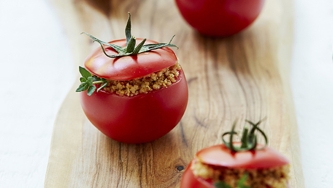 Tomates farcies aux pois chiches parfumés au cari