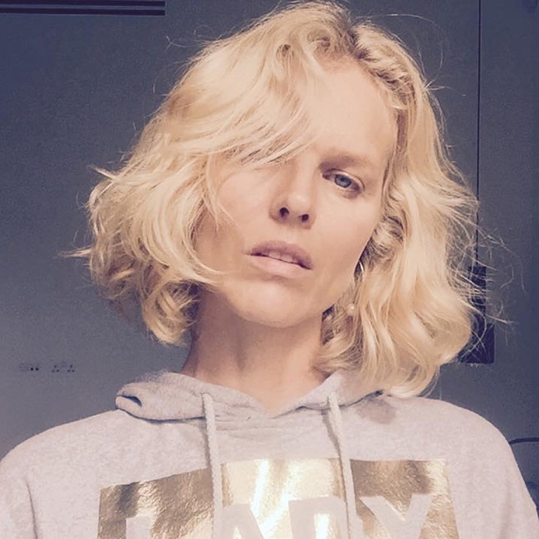 Coiffures de stars: une vague de cheveux bouclés