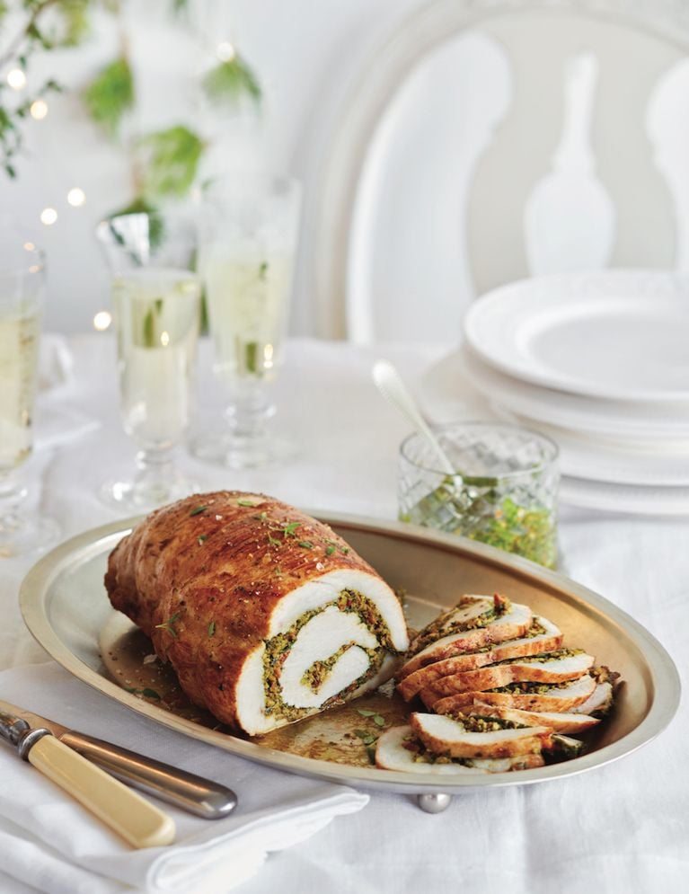 Roulade de dinde farcie, sauce aux herbes fraîches