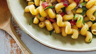 One-pot-pasta: Tortiglionis à la pancetta et aux épinards