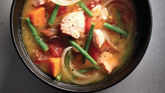 Soupe au saumon des Philippines (sinigang)