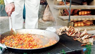 Paella aux fruits de mer et pattes de crabe