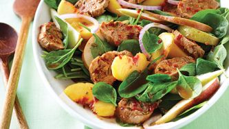 Salade tiède d’épinards au porc, aux pêches et aux chipotles