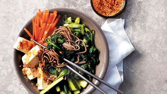 Salade composée de tofu et légumes à l’asiatique