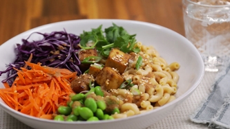 Bol de tofu et de macaronis à la thaï