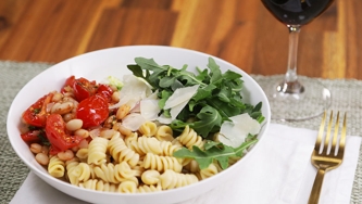 Bol de pâtes aux tomates et aux haricots