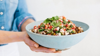 Salade de quinoa au poulet, salsa de fraises et de coriandre