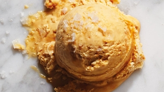 Crème glacée au caramel salé