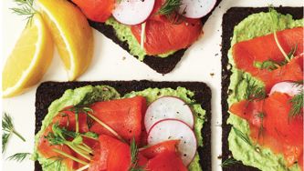Tartines de petits pois et saumon fumé