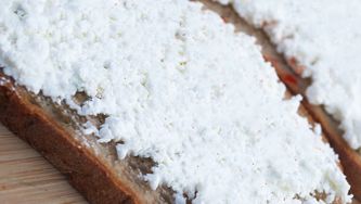 Tartine de chèvre frais à la compote de pommes-poires parfumée au poivre noir et au cidre de glace