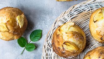 Muffins aux pommes et au cheddar fumé