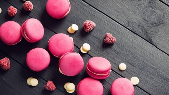 Des macarons roses, garniture choco-framboise