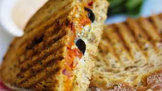 Grilled cheese aux poivrons frits de la maman de Josée di Stasio