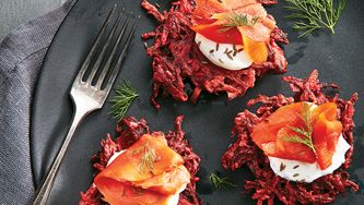 Latkes de betterave garnis de saumon fumé et de crème au carvi