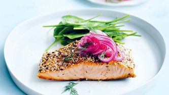 Saumon croustillant avec oignons marinés à l’aneth, de Donna Hay