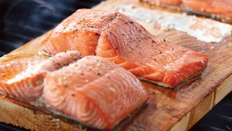 Saumon grillé sur planche de cèdre