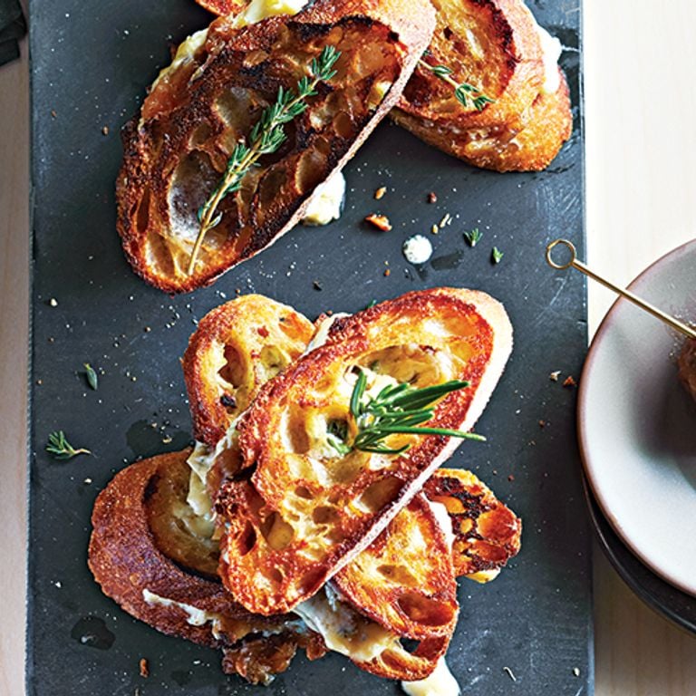 Grilled-cheese fondants au cambozola et aux dattes