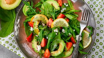 Fraises et avocat en salade