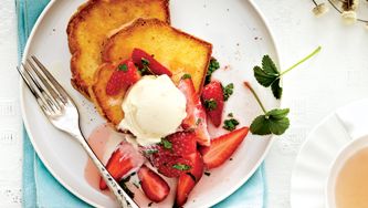 Tranches de quatre-quarts grillées et fraises au miel