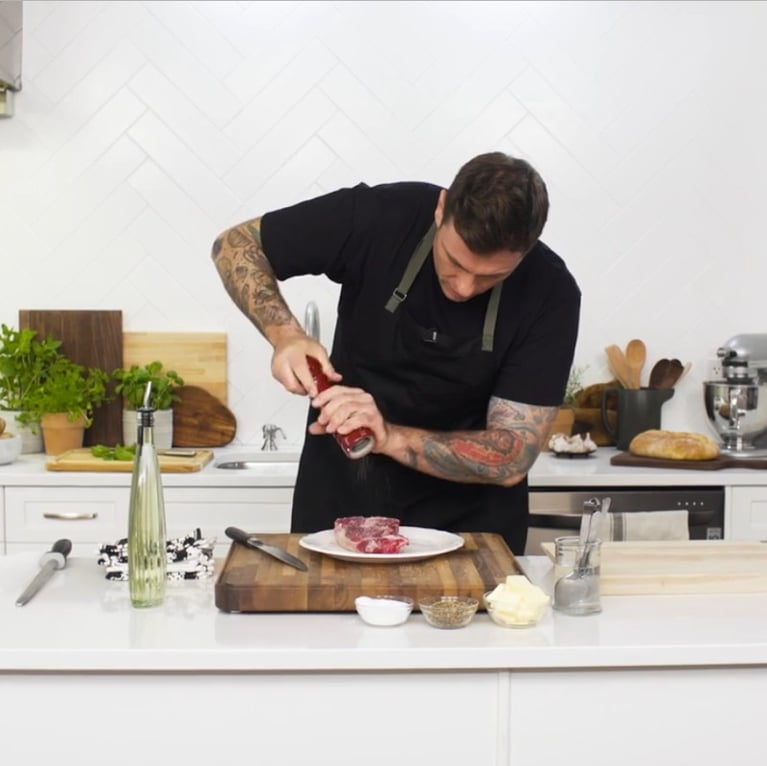 Comment cuire parfaitement un steak, selon le chef Chuck Hughes