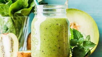 Smoothie au melon, au kiwi, à l'avocat et à l'ananas