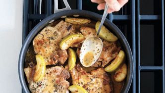Côtelettes de porc en sauce aux pommes parfumée à la sauge