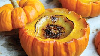 Crème brûlée parfumée au thé chai dans une citrouille Jack-be-little