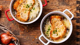 Soupe à l'oignon et aux pommes avec croûtons gratinés