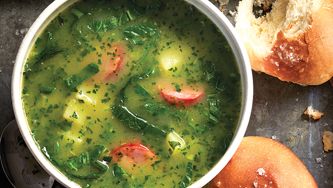 Soupe portugaise au chou frisé et aux pommes de terre (caldo verde)