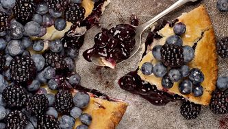 Tarte au chocolat blanc, mûres et bleuets