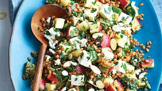 Taboulé aux grains de blé dur, aux pommes et au feta