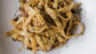 Tagliatelles au pesto de poivron rouge