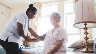Pourquoi laissons-nous les travailleuses de la santé seules au front?