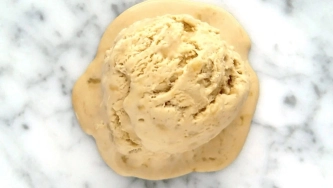Crème glacée à la banane et au caramel anglais