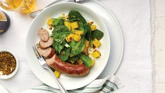 Saucisses italiennes et salade d’épinards et de rutabaga