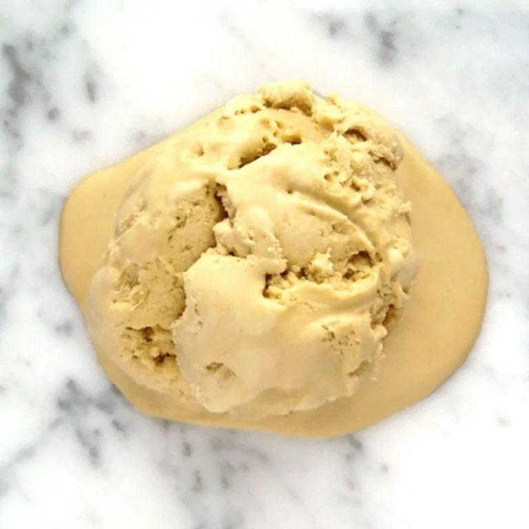 Crème glacée à la mélasse