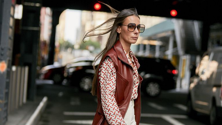 femme qui porte un gilet