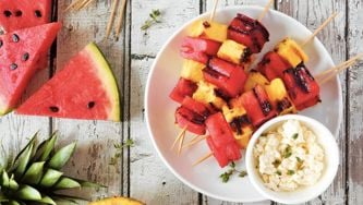 Fruits sur barbecue