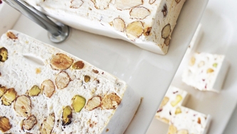 Nougat glacé et tuiles de pâtes filo