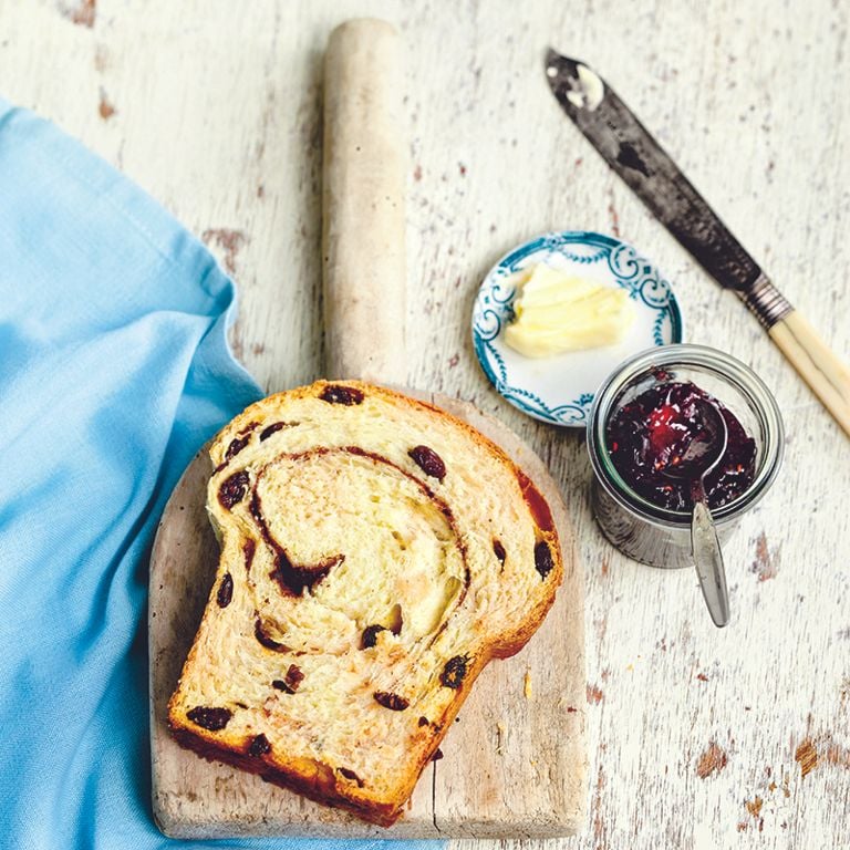 Pain aux raisins et à la cannelle