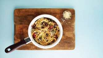 Spaghettis, sauce antipasto