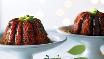 Petits gâteaux choco-poire et cardamome, sauce au rhum