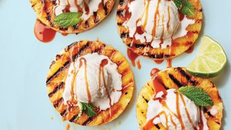 Ananas grillé, lime et sauce au caramel